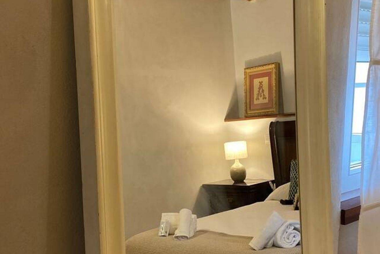 Apartamento entero, Acogedor Apartamento con Aire Acondicionado, Jardín y Wi-Fi. ¡Ideal para Estancias! in Los Corrales de Buelna, Costa de Cantabria