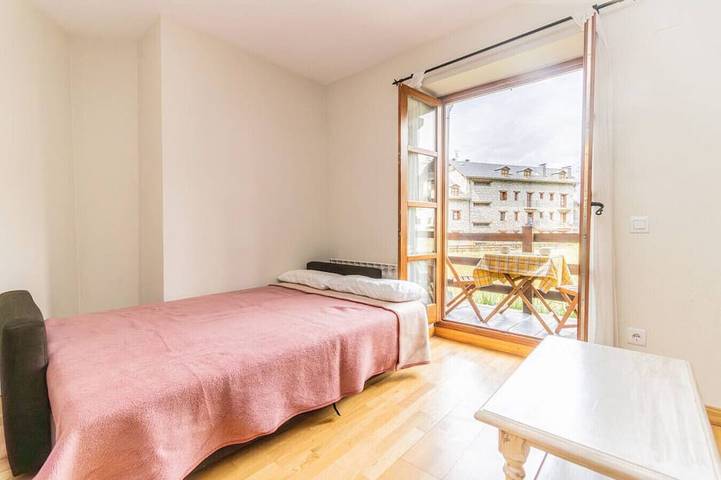 Ganze Wohnung, Charming Pyrenean Flat with Terrace, Views & Pool in Cerler, Benasque