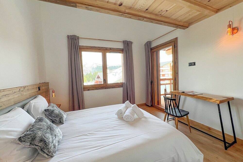 Geheel appartement, New 11p Apt | Central & on the slopes in Le Praz de Lys, Taninges