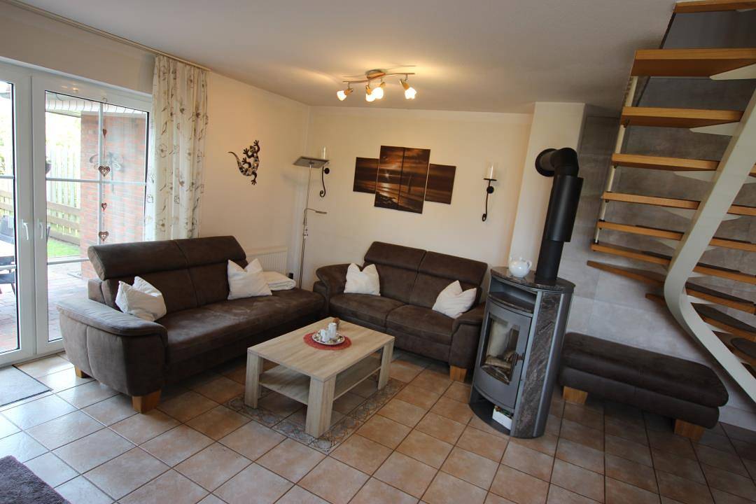 Ferienhaus Conny mit Badesteg und Ruderboot in Großefehn, Landkreis Aurich