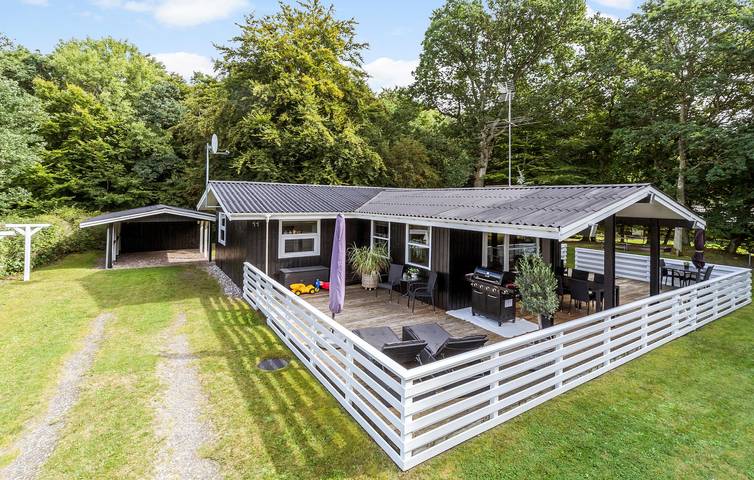 Ferieudlejning for 4 personer, med terrasse i Fjellerup Strand