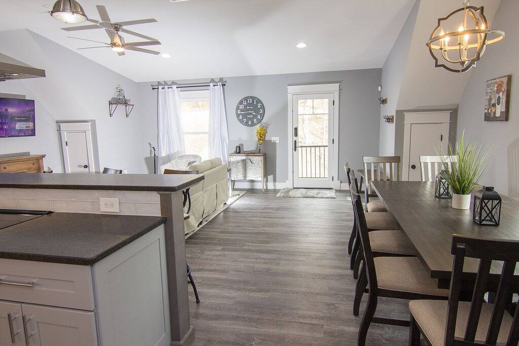 Clean, Modern, Lake Keowee Retreat Near Clemson in Lake Keowee