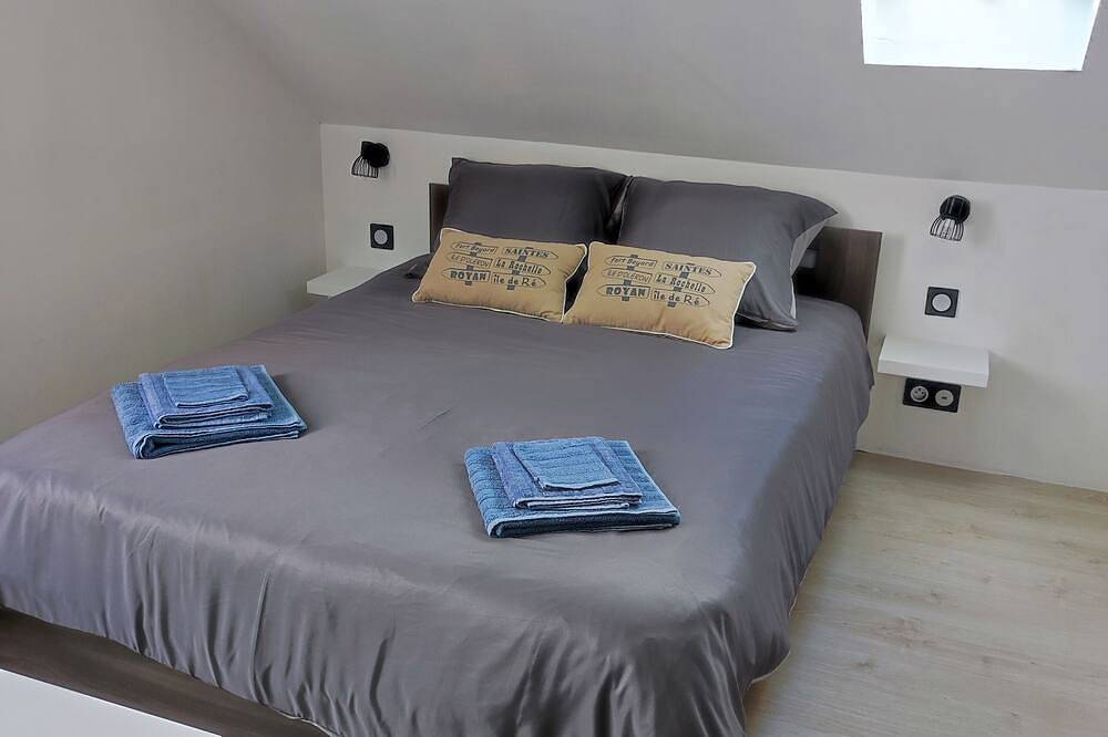 Entire apartment, Duplex near Abbey, station and town center in Saintes, Saintes region