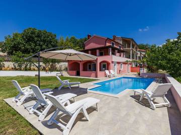 Gîte pour 7 personnes, avec jardin ainsi que piscine et terrasse à Lozari