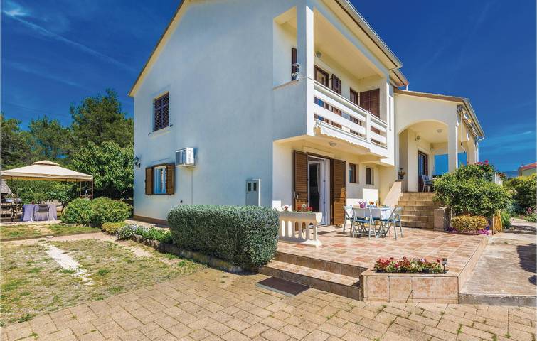 Ganze Ferienwohnung, Gemütliche Wohnung mit Terrasse und WLAN, 1 km vom Strand entfernt! in Zadar (Kommun), Zadar