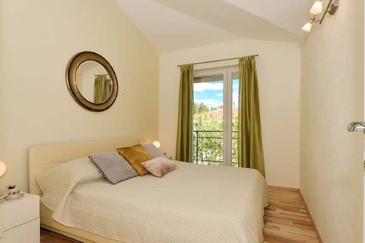 Fantastic beachfront apartment with private balcony on the Adriatic.Top location in Trogir, Split-Dalmatie