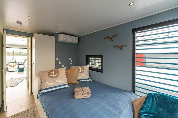 Floatinghouse Topas: 44 m² Hausboot mit Seeblick, Kaminofen & Terrasse in Zehdenick, Ruppiner Seenland