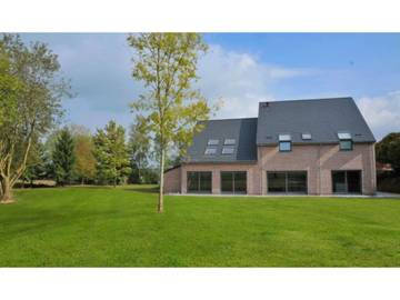 Location de vacances pour 12 personnes, avec sauna et piscine ainsi que terrasse et jardin, adapté aux familles à Somme-Leuze