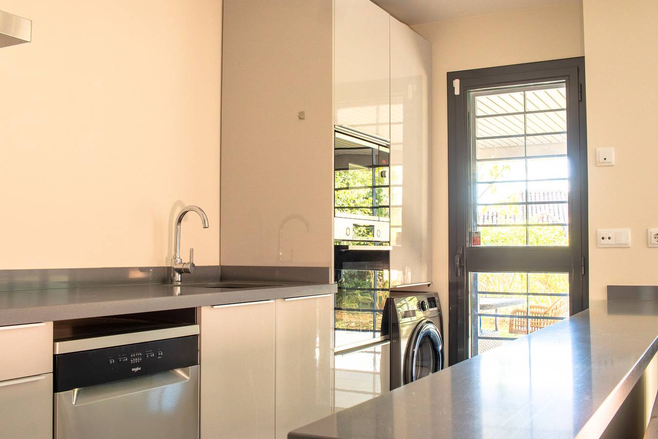 Apartamento entero, Apartamento 'Ameena Bajo Moderno' con Piscina Compartida, Wi-Fi y Aire Acondicionado in Royal Flamingos Golf Resort, Benahavís