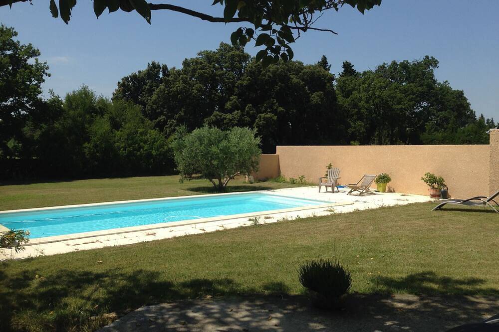 Einfamilienhaus auf großes Grundstück mit beheiztem Pool in Sarrians, Vaucluse