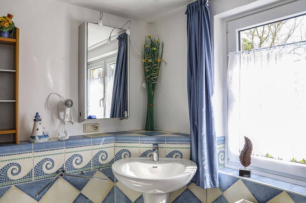 Naturnahes Reetdachhaus in Boddennähe auf abgeschlossenem großzügigem Grundstück in Born a. Darß, Born am Darß