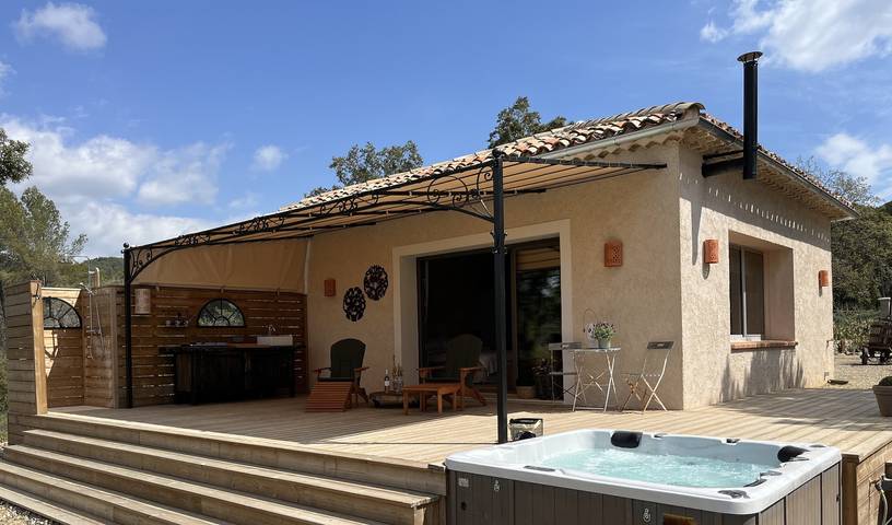 Gîte pour 2 personnes, avec piscine et jacuzzi, animaux acceptés à Tourtour