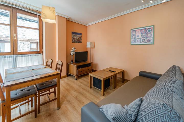 Ganze Wohnung, Ferienwohnung 'Altuzarra' mit Bergblick, privater Terrasse und Wlan in Ezcaray, Valdezcaray
