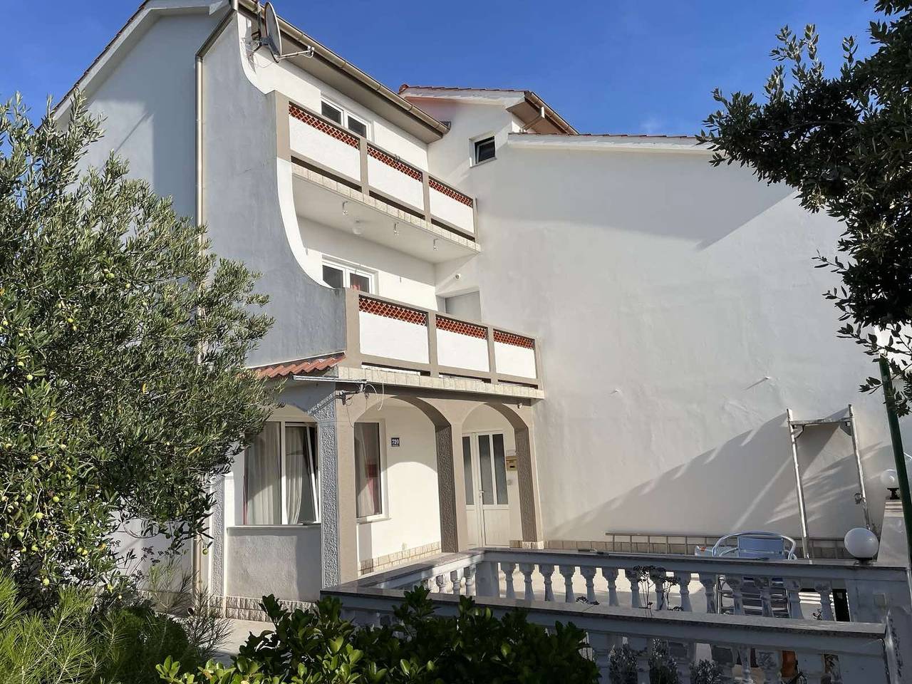 Ganze Wohnung, 1-Zimmer-Ferienwohnung mit Terrasse und Meerblick Barbat, Rab A-14247-c in Kaštel (Barbat), Barbat na Rabu