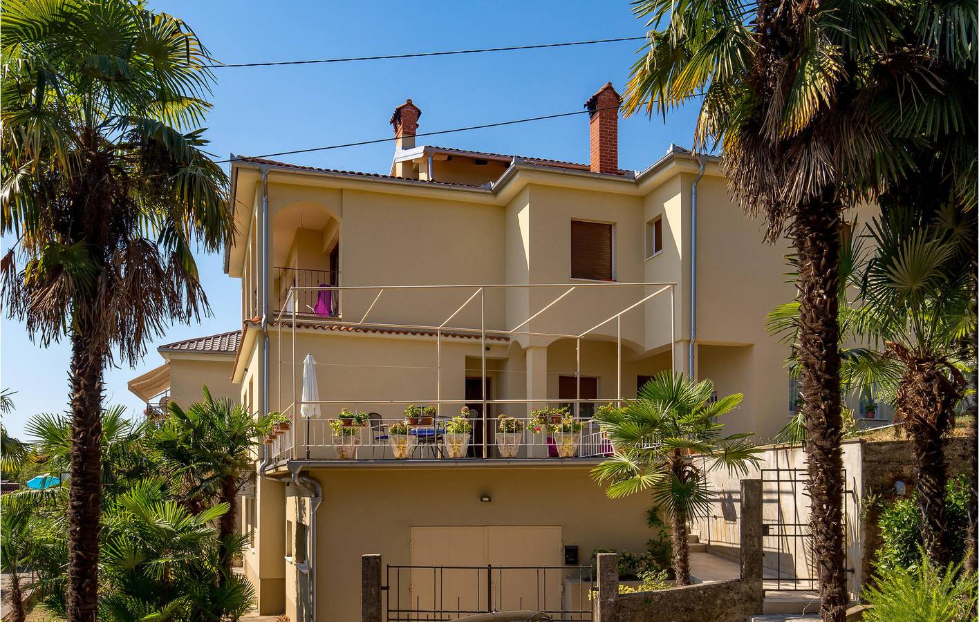 Ganze Ferienwohnung, Charmante Wohnung mit Terrasse, Parkplatz und nur 700 m vom Strand entfernt in Lovran, Opatija Riviera