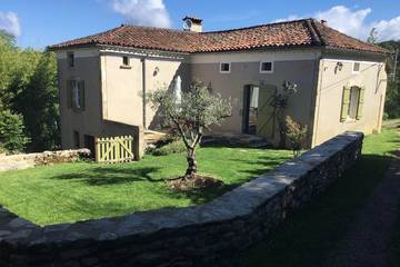 Gîte pour 2 personnes, avec balcon et jardin à Camburat