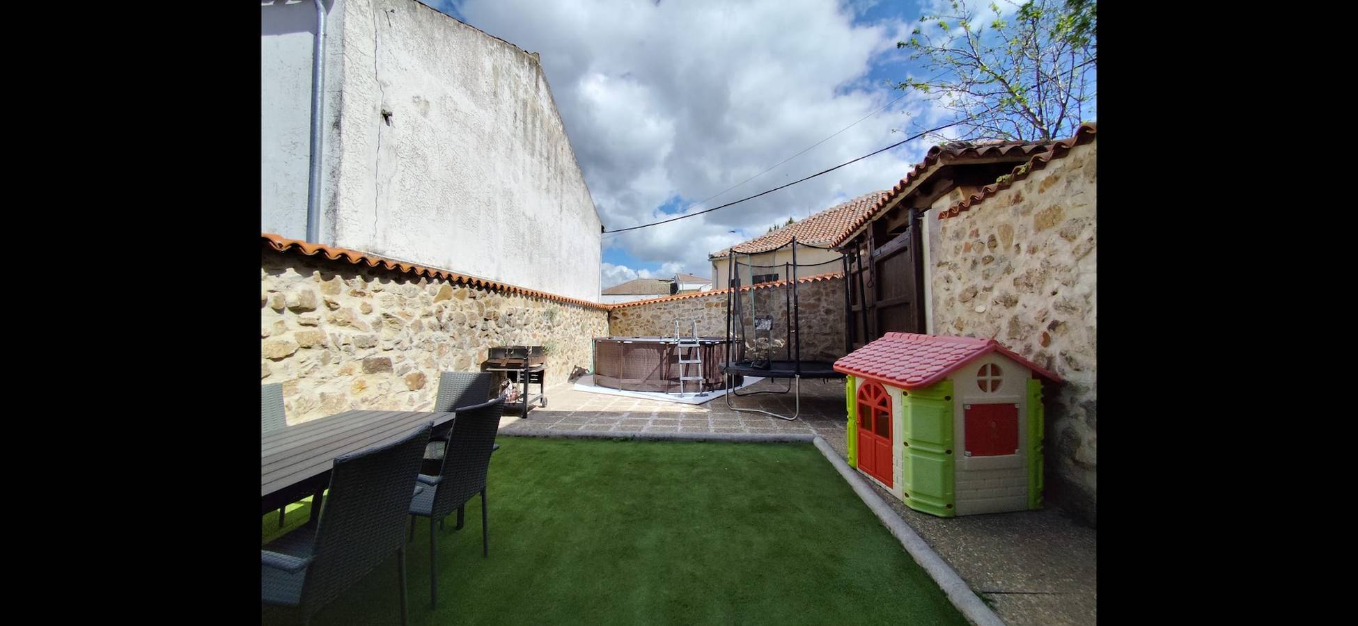 Casa de vacaciones 'La Casa Del Médico' con vistas a la montaña, piscina privada y Wi-Fi in Estación de esquí de La Pinilla, Cerezo de Abajo