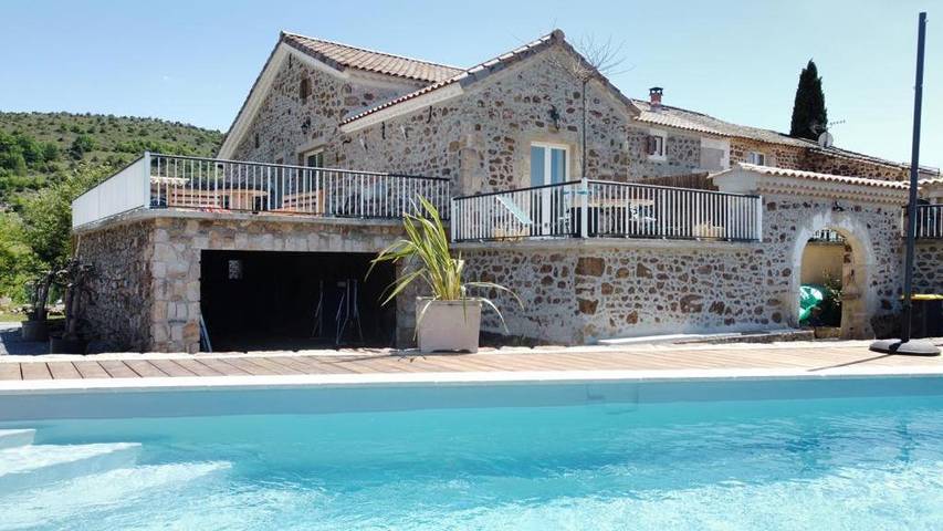 Location de vacances pour 10 personnes, avec vue ainsi que jardin et piscine à Vinezac - 4