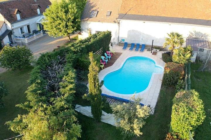 Location de vacances pour 2 personnes, avec Terrasse et Jardin ainsi que Piscine et Vue à Neuillé-le-Lierre