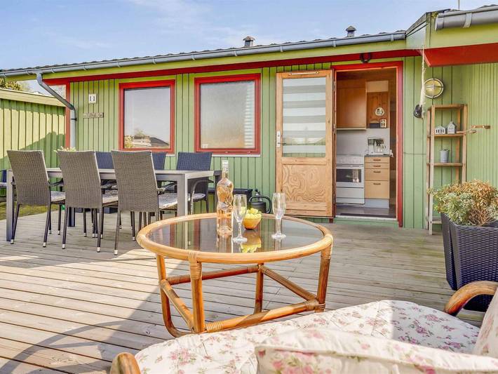 Ferieudlejning for 6 personer, med terrasse, børnevenlig i Hvidbjerg Strand