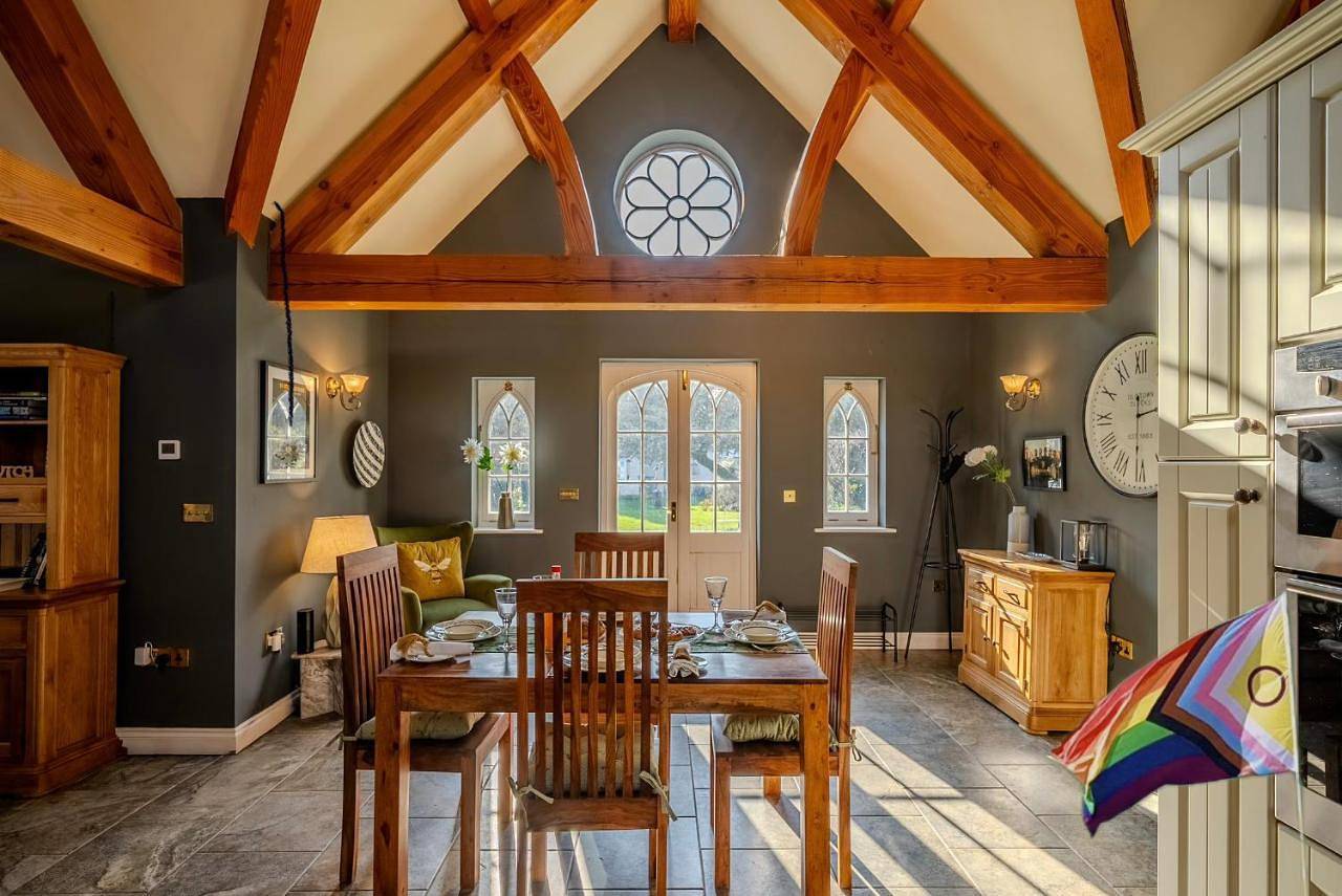 Entire apartment, Deluxe Bungalow with Garden View in Brecon, Brecon Beacons