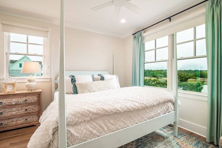 Vacation rental for 14 people, with yard in Pawleys Island