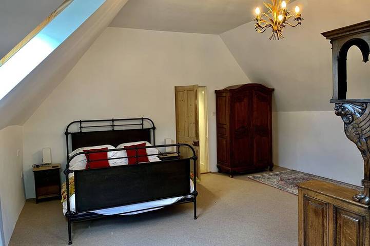 Kentish Oast, Cottage and Barn in stunning private grounds with swimming pool in Hollingbourne, Kent