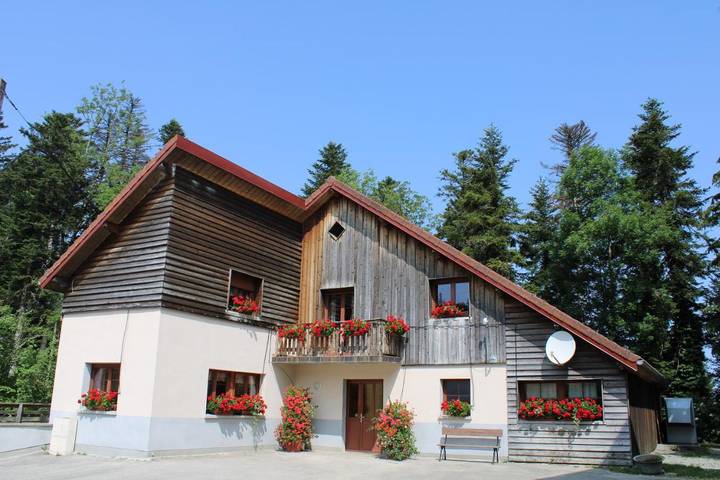 Location de vacances pour 25 personnes, avec Balcon et Jacuzzi ainsi que Terrasse et Jardin à Arc-sous-Cicon