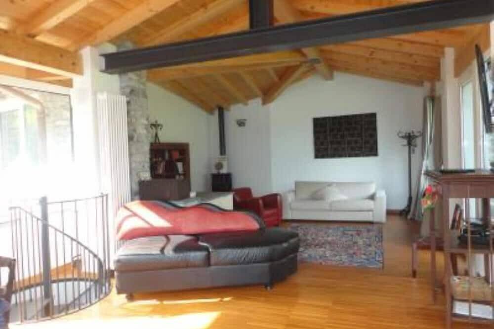 Klein huis met grote tuin, uitzicht op het Comomeer 'Sans Souci' in Carate Urio, Comomeer
