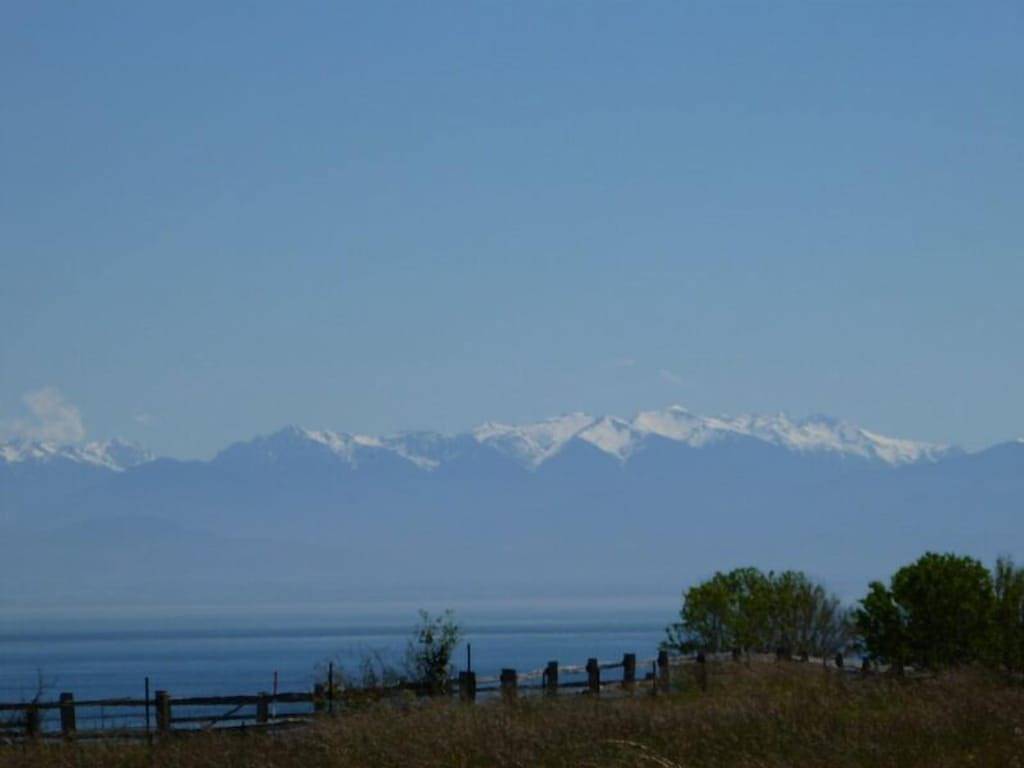 Wasserblick auf den Puget Sound und die olympischen Berge mit weitläufigen Gärten in San Juan Island