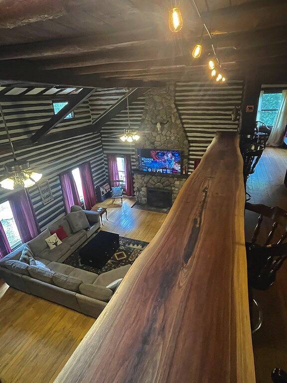 Ski Pine Knob! Ice skating on Walters lake! Indoor fireplace! Wifi! Pool Table! in Oakland County