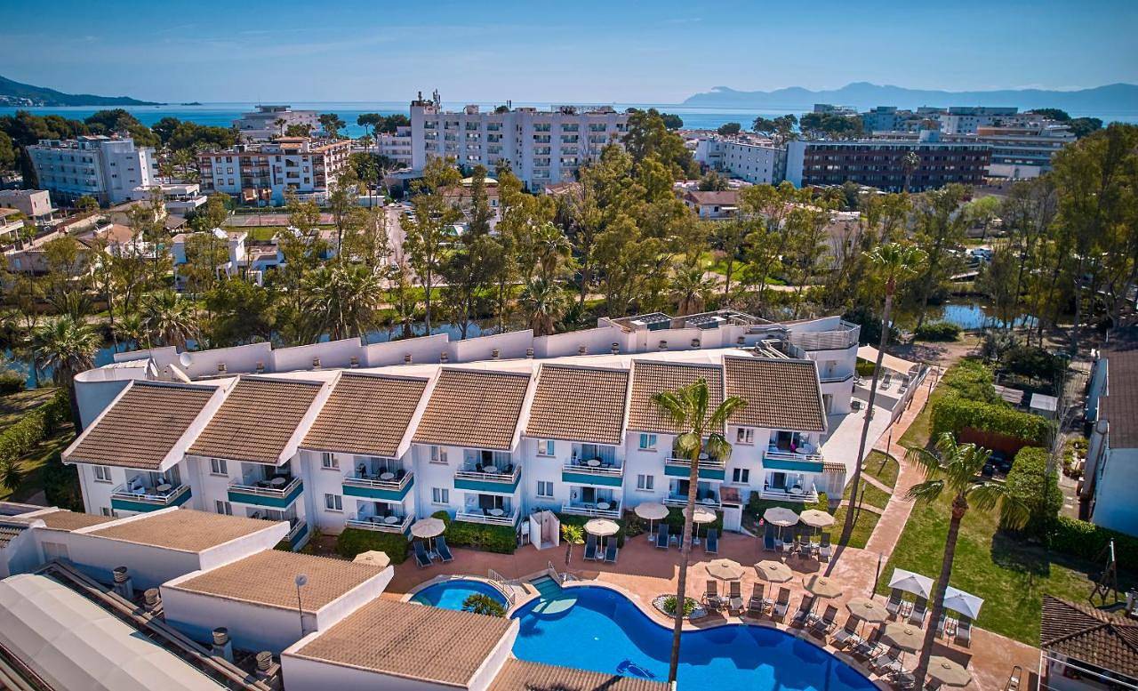 Universal Aparthotel Elisa in Playa de Muro, Muro