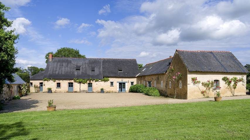 Gîte pour 18 personnes, avec piscine ainsi que terrasse et jardin à Écuillé