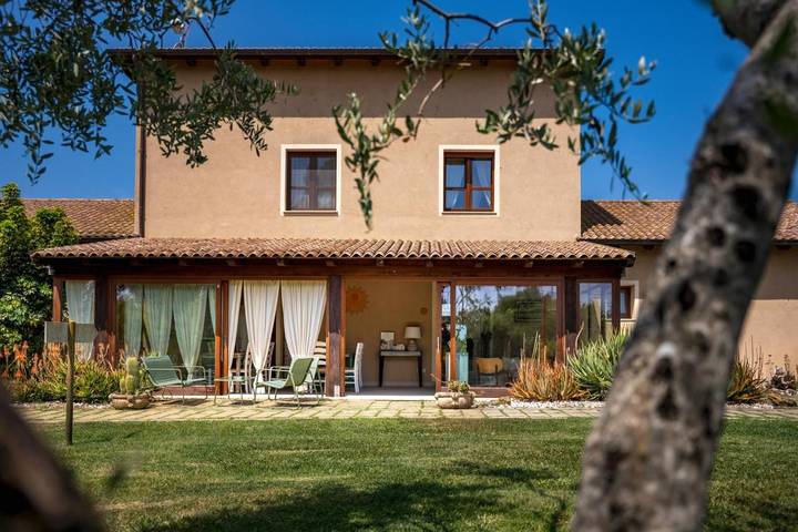 Vakantiepark voor 2 personen, with zwembad and tuin as well as uitzicht op Sardinië