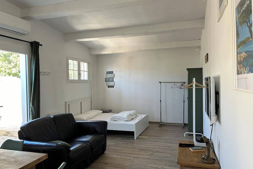 Entire apartment, Grand Studio au Calme et à Proximité de Tout in Ollioules, Toulon region