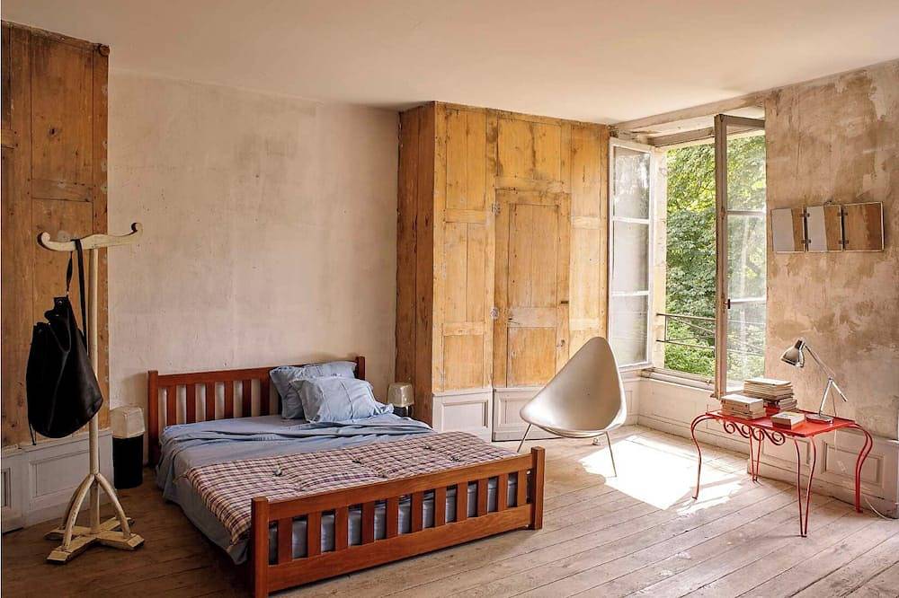 Small 18th & 19th century château in unspoilt countryside in Pisseloup, Haute-Marne