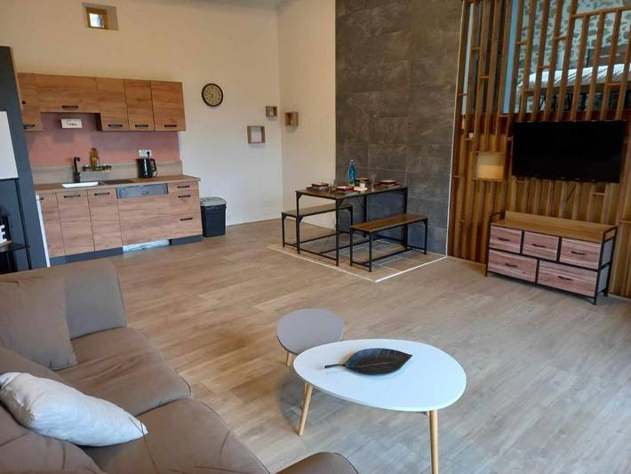 Location de vacances pour 4 personnes, avec Balcon et Terrasse ainsi que Jardin et Vue à La Chapelle-Agnon