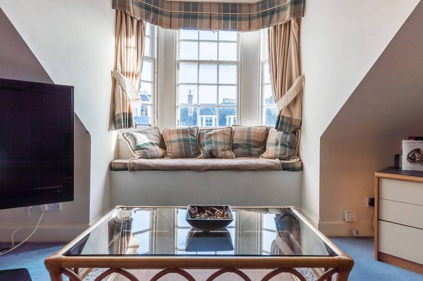Entire apartment, Edinburgh Apartment in the Heart of the City Edinburgh Castle On Your Door Step in Edinburgh, Edinburgh and Lothian