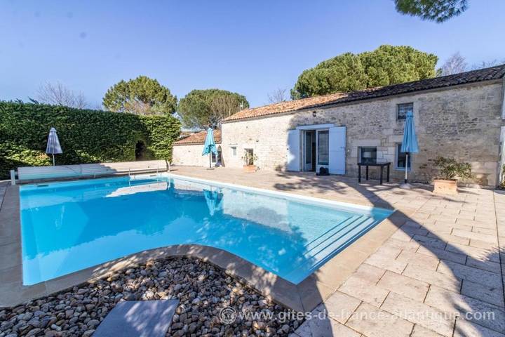 Location de vacances pour 2 personnes, avec terrasse ainsi que piscine et jardin à Saint-Sornin