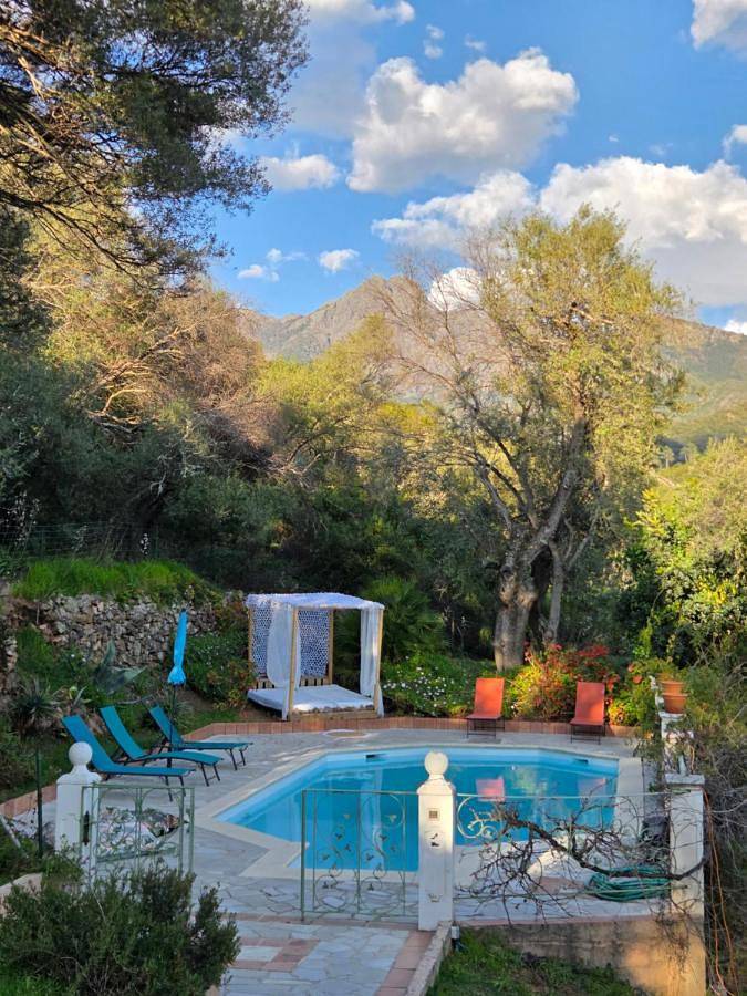 Location de vacances pour 4 personnes, avec vue ainsi que jardin et piscine à Serriera