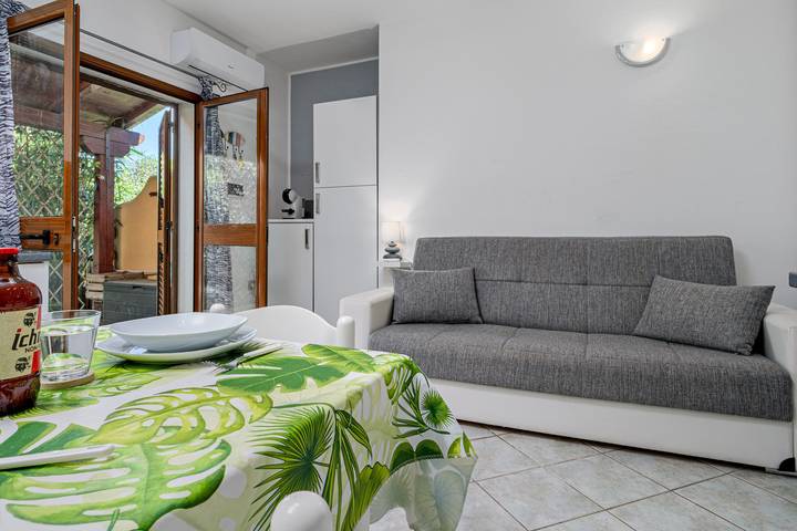 Casa Vacanze 'Vespucci' con Terrazza Privata, Giardino e Aria Condizionata in Agrustos, Budoni