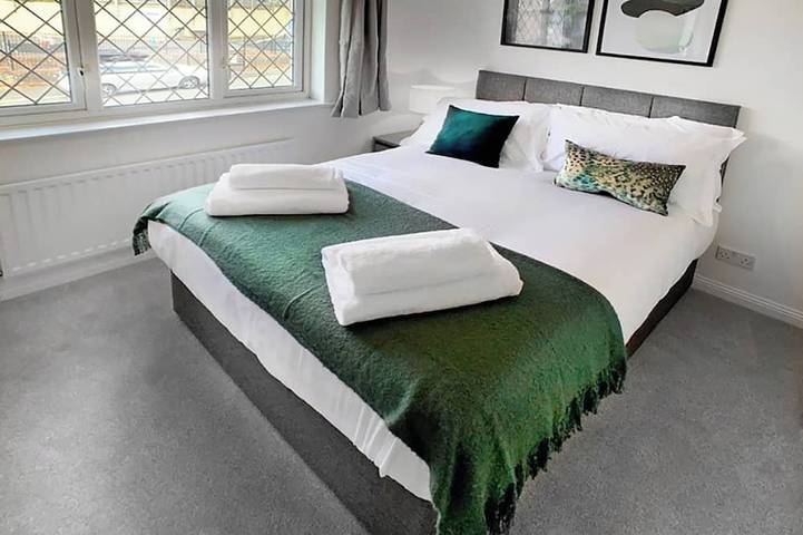Woking - Parking, Garden, 2Bed in Woking, Surrey