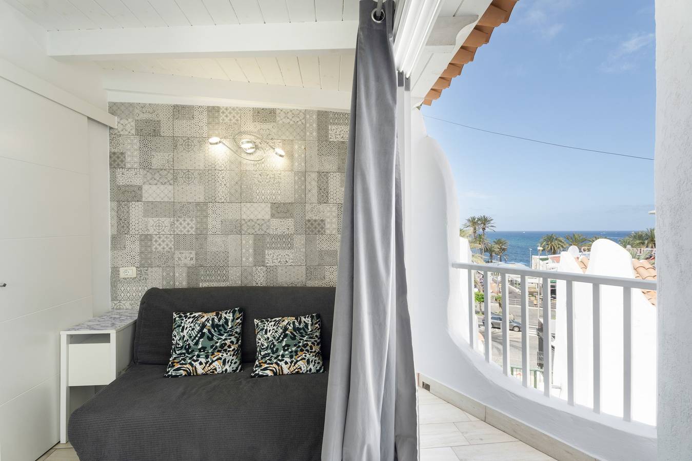 Apartamento entero, Apartamento vacacional 'San Rafael' con vistas al mar, piscina comunitaria y Wi-Fi in Playa de Troya, Tenerife Sur
