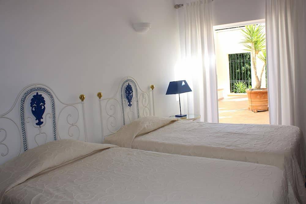 Atemberaubende freistehende Villa mit privatem Pool, herrlichem Meerblick, zu Fuß zum Strand! in Praia da Luz, Faro Distrikt
