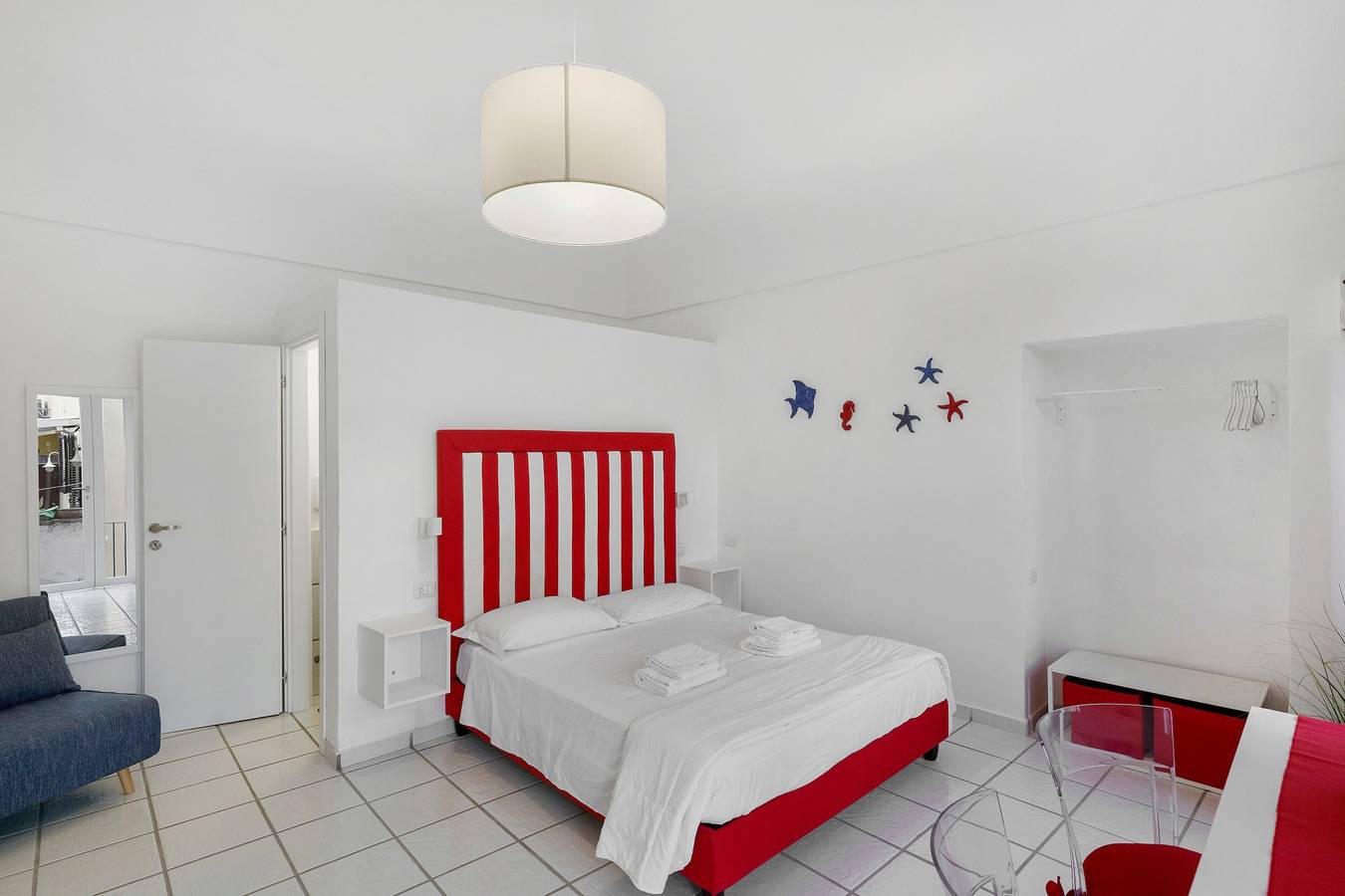 Ganze Wohnung, Apartment „Red Room“ mit Bergblick, Wlan und Klimaanlage in Meta, Sorrento Coast