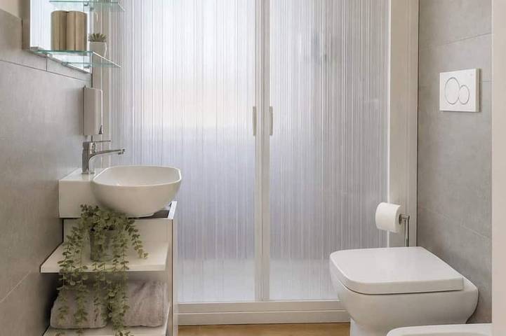 2 minutes from the sea and all services. 9 minutes by car from the airport in Fiumicino, Rom Provinz