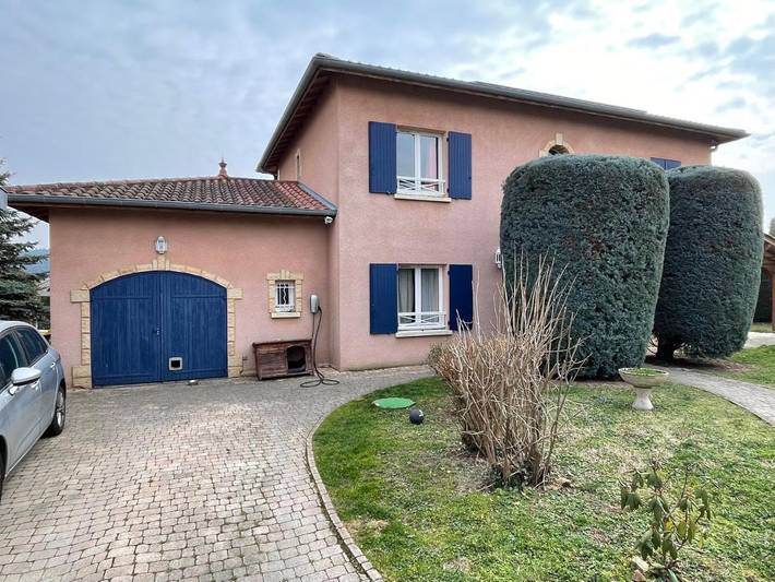 Location de vacances pour 8 personnes, avec vue ainsi que piscine et terrasse à Sain-Bel - 3