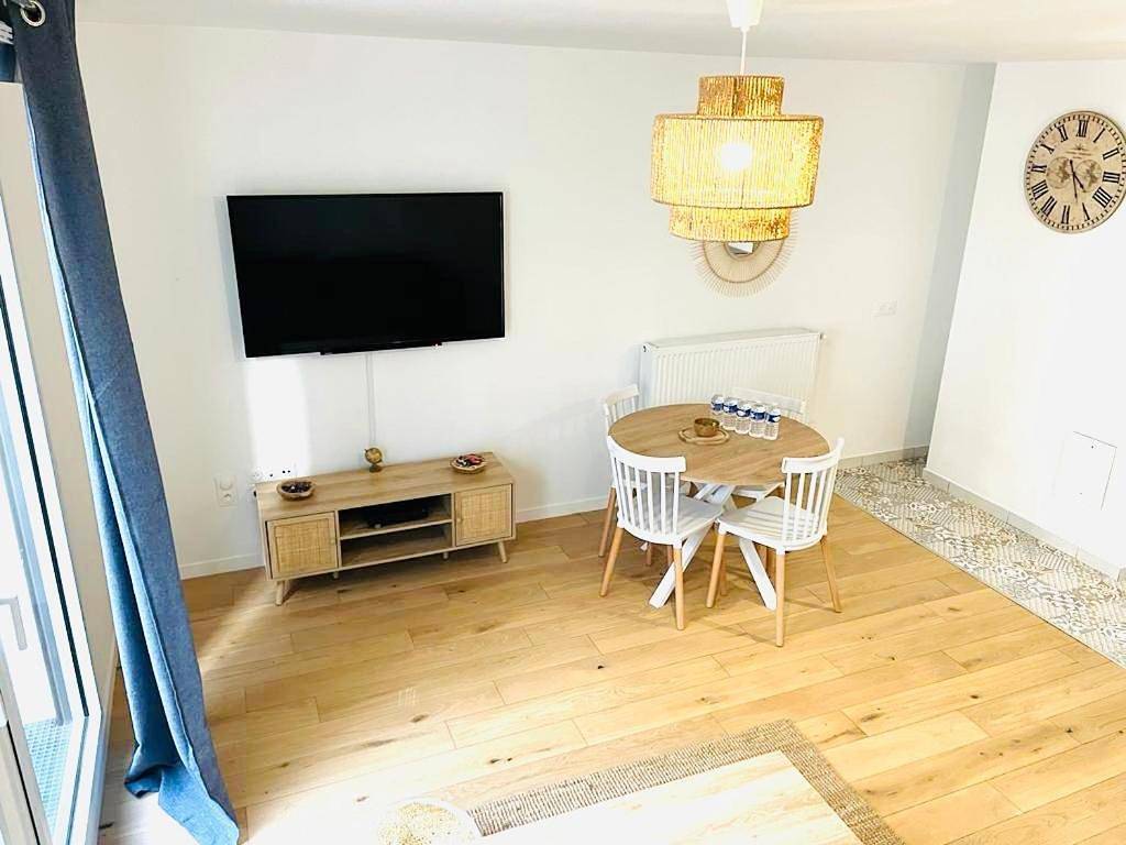 Appartement entier, Two-Bedroom Apartment in Chessy, Seine-et-Marne