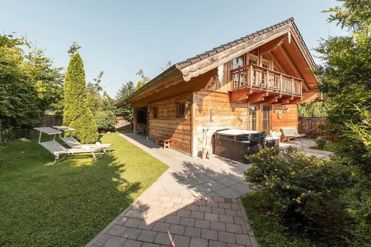 Chalet für 6 Personen, mit Balkon und Whirlpool sowie Terrasse und Garten in Ainring