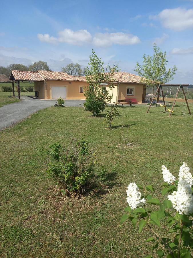 Location de vacances pour 6 personnes, avec Terrasse ainsi que Piscine et Vue à Masquières